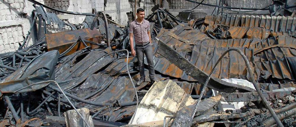 Ein Palästinenser steht in den Trümmern eines durch israelische Luftangriffe zerstörten Warenlagers in Gaza-Stadt.