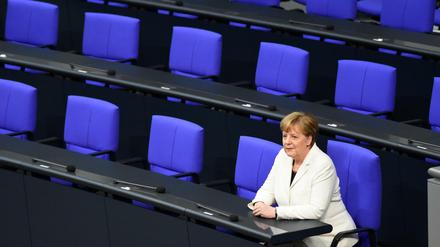 Frisch vereidigt. Angela Merkel hat am Mittwoch als Bundeskanzlerin auf der Regierungsbank Platz genommen.