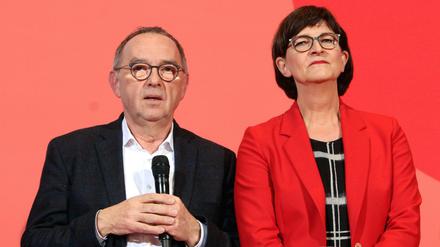 Die designierten SPD-Vorsitzenden Norbert Walter-Borjans und Saskia Esken am Abend ihrer Kür im Willy-Brandt-Haus.