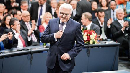 Der designierte Bundespräsident Frank-Walter Steinmeier (SPD) geht Reichstag nach der Wahl zum Bundespräsidenten zum Rednerpult. 