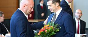 Am Mittwoch im Erfurter Landtag: CDU-Fraktionschef Mike Mohring gratuliert dem FDP-Politiker Thomas Kemmerich zur Wahl zum Ministerpräsidenten. 