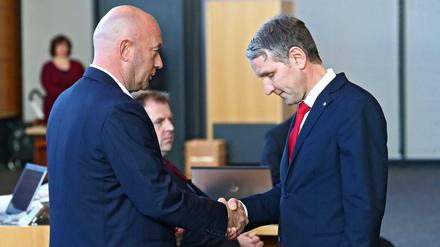 Ein Bild, das bleiben wird: Thüringens AfD-Chef Björn Höcke gratuliert Thomas Kemmerich zur Wahl. 