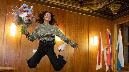 Das neu gewählte Nürnberger Christkind, Benigna Munsi, springt nach der Bekanntgabe des Wahlergebnisses für die Fotografen in die Luft.
