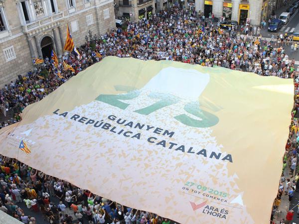 Ein großes Transparent für die Regionalwahlen am Sonntag wird auf dem San-Jaume-Platz in Barcelona ausgebreitet. Die Wahl in Katalonien ist zugleich ein Votum über die Unabhängigkeit von Spanien. 