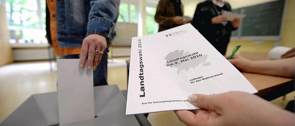 Die Wahl hat begonnen, die ersten Stimmen werden in NRW abgegeben. 