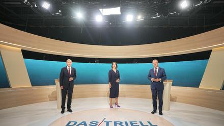 Kanzlerkandidat Olaf Scholz (SPD, l-r), Kanzlerkandidatin Annalena Baerbock (Bündnis90/Die Grünen) und Kanzlerkandidat Armin Laschet (CDU) im Fernsehstudio.