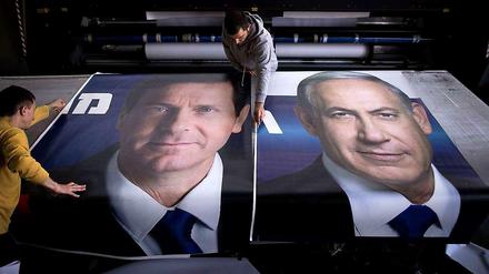 Kopf an Kopf: Isaac Herzog (l.) und Benjamin Netanjahu liegen in den Umfragen fast gleichauf.