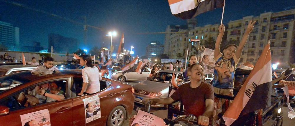 Jubelnde Anhänger von Ex-Militärchef Abdal Fattah as-Sisi.