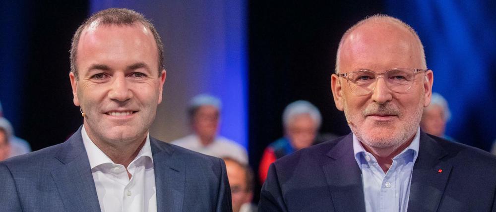 Manfred Weber (l, EVP) und Frans Timmermans (SPE), Spitzenkandidaten für die Europawahl, stehen vor der Live-Sendung "Wahlarena zur Europawahl" im Fernsehstudio nebeneinander.
