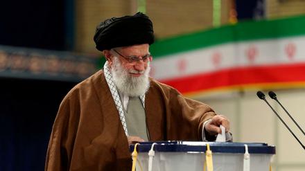Irans mächtigster Mann, Ajatollah Ali Chamenei, bei der Stimmabgabe am Freitag.