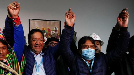 Luis Arce (l) hat einer Prognose zufolge die Präsidentschaftswahl in Bolivien gewonnen.