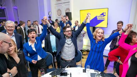 Anhänger der estnischen Reformpartei jubeln über den Wahlsieg ihrer Partei und die Abwahl des bisherigen Regierungsbündnisses.