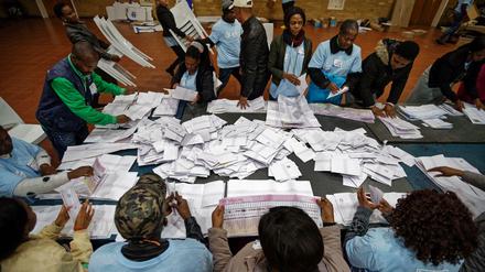 Wahlhelfer zählen Stimmzettel in Johannesburg aus.