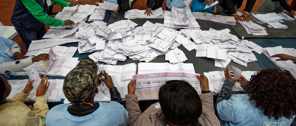 Wahlhelfer zählen Stimmzettel in Johannesburg aus.