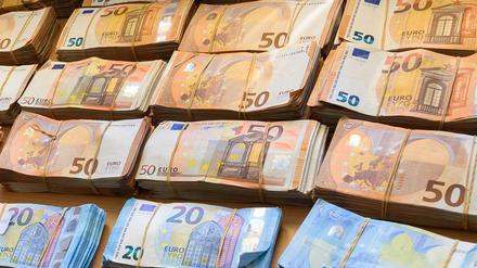 Euro-Banknoten liegen bei einer Pressekonferenz auf einem Tisch.