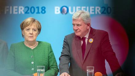 Bundeskanzlerin Angela Merkel (CDU) und Hessens Ministerpräsidenten Volker Bouffier (CDU) bei einem Wahlkampfauftritt in Hessen.
