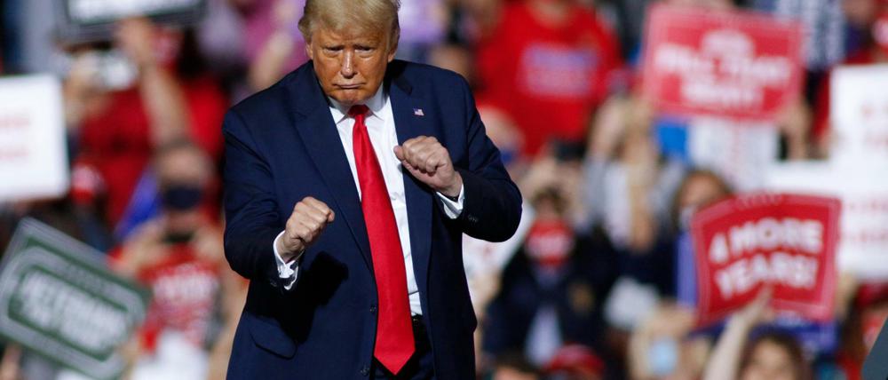 Donald Trump, Präsident der USA, tanzt nach seiner Rede bei einer Wahlkampfveranstaltung. 