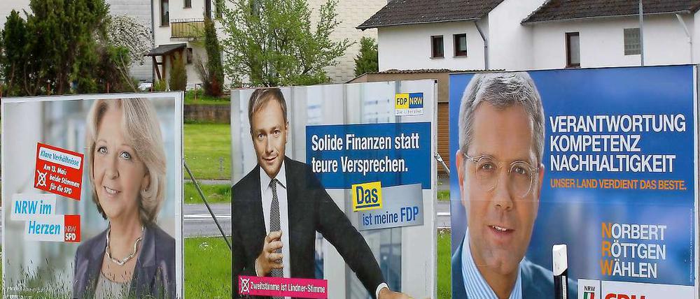 Endspurt im Wahlkampf um den NRW-Landtag. In Kall in der Eifel hängen große Wahlplakate nebeneinander. 