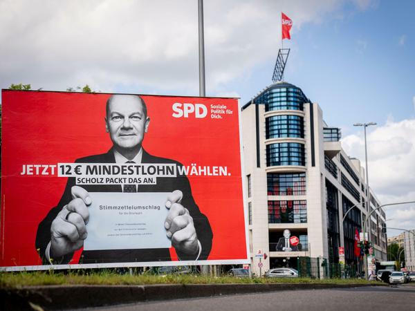Ein Wahlplakat von Olaf Scholz vor der SPD-Parteizentrale.