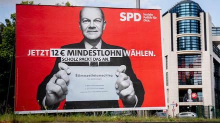 Wahlplakat mit einem Foto von Olaf Scholz vor der SPD-Parteizentrale, dem Willy-Brandt-Haus