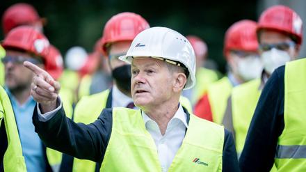 Olaf Scholz erkundigt sich im Zementwerk in Rüdersdorf, wie das mit dem klimaneutralen Umbau klappen kann. 