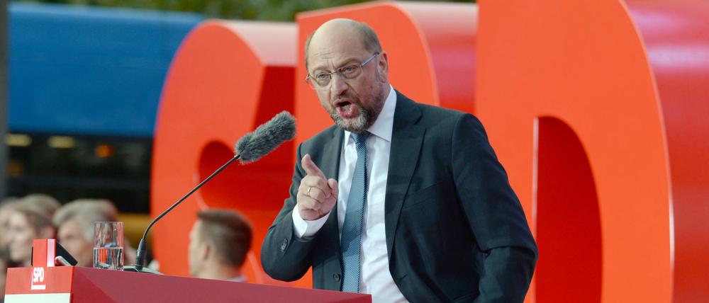 SPD-Kanzlerkandidat Martin Schulz spricht bei einer Wahlkampfveranstaltung auf dem Königsplatz in Kassel.