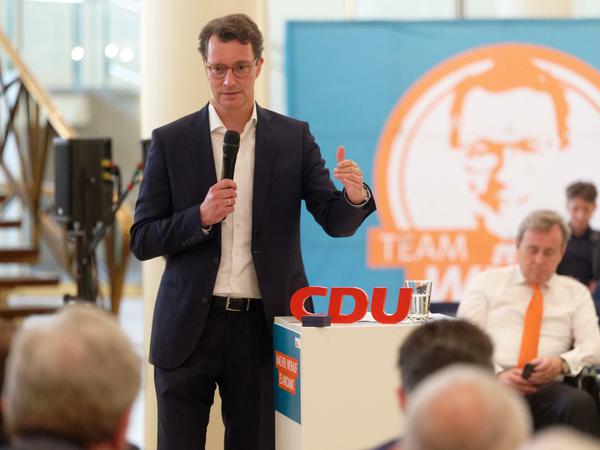 Hendrik Wüst, Spitzenkandidat der CDU, spricht bei einer Wahlkampfveranstaltung im Gürzenich in Köln.
