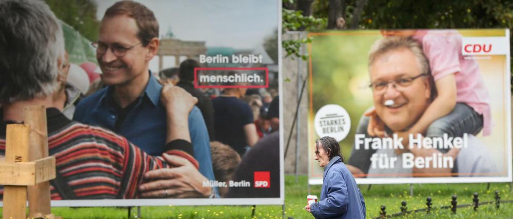 Wahlplakate mit Berlins Regierendem Bürgermeister Michael Müller (SPD) und Innensenator Frank Henkel (CDU). 