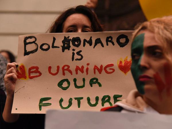 Waldbrände am Amazonas: Protest gegen Bolsonaros Politik in Rio de Janeiro