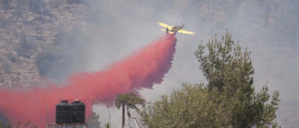 Ein Löschflugzeug der israelischen Luftwaffe bekämpft einen Waldbrand.