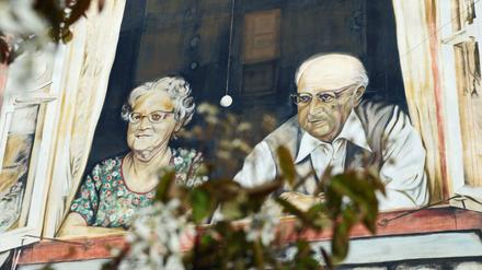 Rente neu denken, damit es im Alter zu mehr reicht als dem Blick aus dem Fenster. Wandbild an einer Hausfassade in Bremen.  
