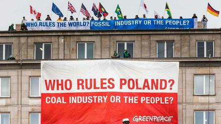 Der Kohleindustrie aufs Dach gestiegen. Der Greenpeace-Fotograf Konrad Konstantynowicz hat die Aktion der Aktivisten am Montag auf dem Dach des Wirtschaftsministeriums in Warschau festgehalten. Drinnen tagte derweil der Welt-Kohlegipfel. 