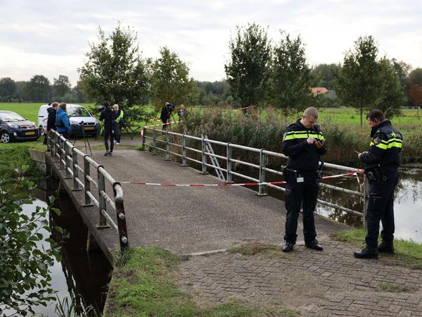 Polizisten stehen vor Absperrungen: Total isoliert von der Außenwelt haben ein Mann und sechs junge Menschen gut neun Jahre lang in einem Keller eines Bauernhofes in den Niederlanden gehaust.