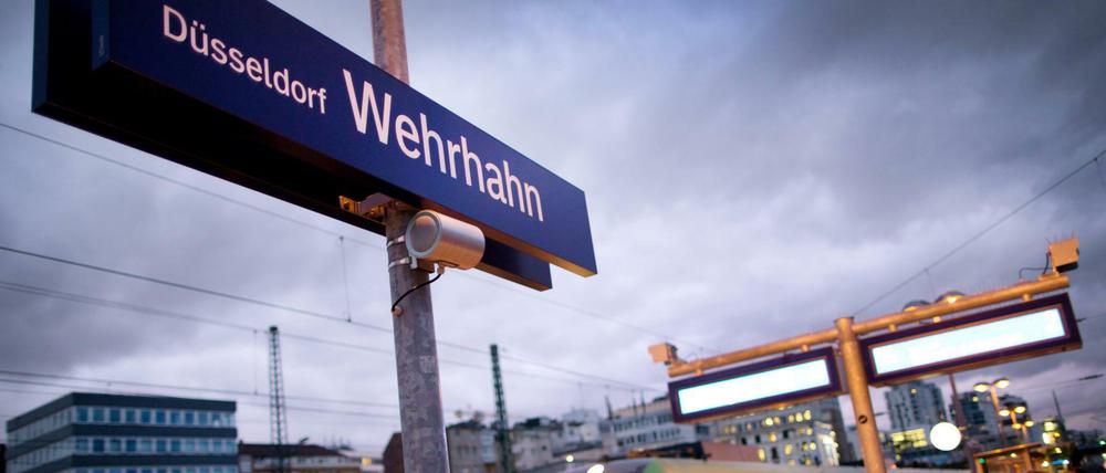 Der Hinweis "Düsseldorf Wehrhahn" steht am S-Bahnhof. 