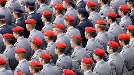 Nach mehr als 50 Jahren geht in Deutschland die Ära der Wehrpflicht zu Ende. Am 3. Januar 2011 treten die vorerst letzten Rekruten ihren Pflicht-Wehrdienst an.