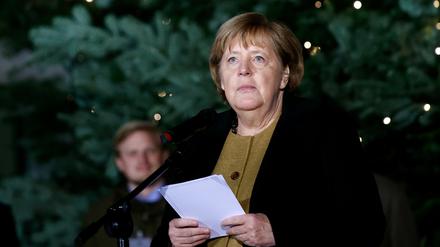 Hält sich aktuell eher im Hintergrund, oder vor einem Weihnachtsbaum: Die geschäftsführende Bundeskanzlerin Angela Merkel.