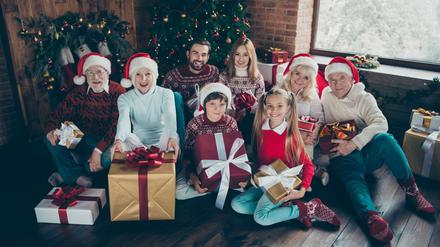 Dieses Jahr mit mehr Abstand und Masken - aber die Entscheidung, wer Weihnachten zusammenkommt, müssen die Familien fällen.