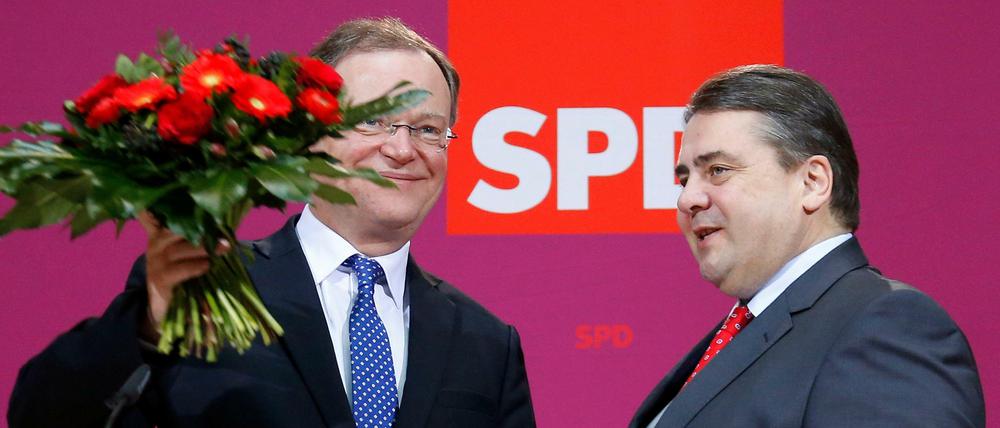 So sehen Sieger aus: Der niedersächsische SPD-Spitzenkandidat, Stephan Weil (l) und der Vorsitzende der SPD Sigmar Gabriel feierte am Montag den Wahlsieg in Niedersachsen kurz vor der Präsidiumssitzung im Willy-Brandt-Haus in Berlin.