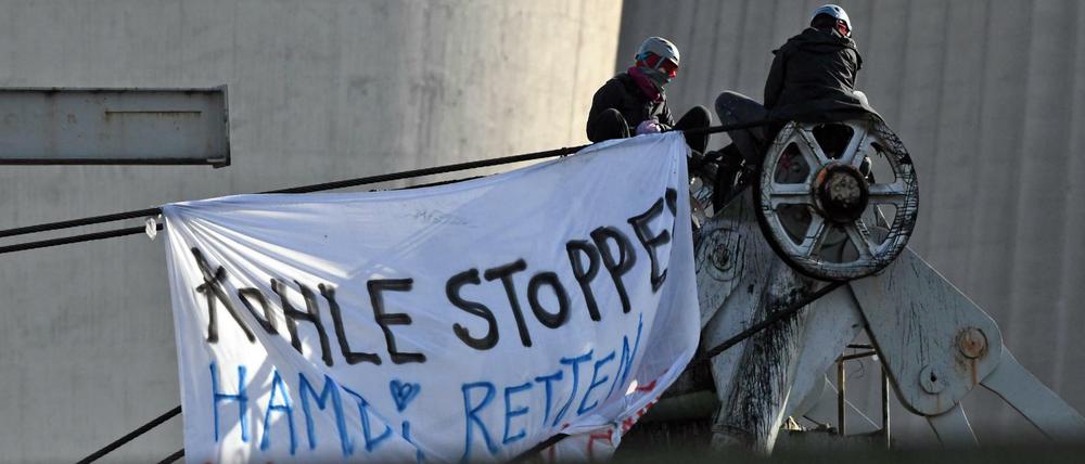 Aktivisten hängen an einer Anlage auf dem Gelände des Braunkohlekraftwerks Niederaußem. 