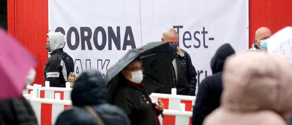 Mehr Tests, mehr Fälle? Die Deutschen blicken sorgenvoll auf die kommenden Pandemie-Monate.