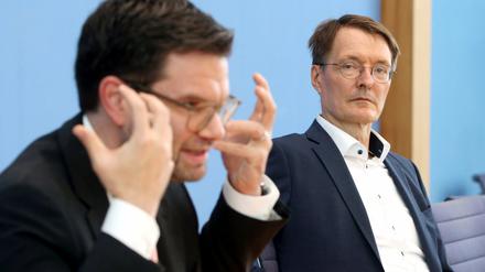 Justizminister Marco Buschmann (FDP) und Gesundheitsminister Karl Lauterbach von der SPD (r.).