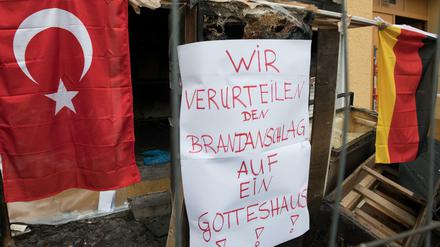 "Wir verurteilen den Brandanschlag auf ein Gotteshaus" steht auf dem Plakat vor einer Moschee an der Kühleweinstraße in Reinickendorf. 