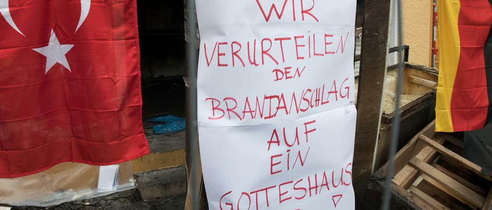 "Wir verurteilen den Brandanschlag auf ein Gotteshaus" steht auf dem Plakat vor einer Moschee an der Kühleweinstraße in Reinickendorf. 
