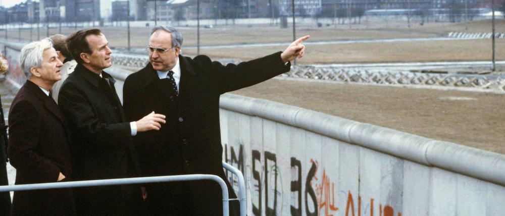 Richard von Weizsäcker (links) als Regierender Bürgermeister von Berlin mit dem damaligen US-Vizepräsidenten George Bush und Bundeskanzler Helmut Kohl am 31. Januar 1983 an der Berliner Mauer 