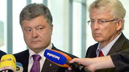 Karl-Georg Wellmann (rechts), Bundestagsabgeordneter aus Berlin-Zehlendorf, ist Vorsitzender der deutsch-ukrainischen Parlamentariergruppe. Das Bild zeigt ihn mit Petro Poroschenko, Präsident der Ukraine.