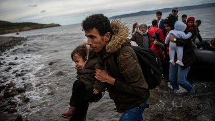 Ein Boot mit Flüchtlingen kommt in Griechenland an.