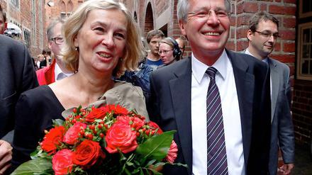Blumen für den Sieger: Jens Böhrnsen (SPD) mit seiner Lebensgefährtin Birgit Rüst. 