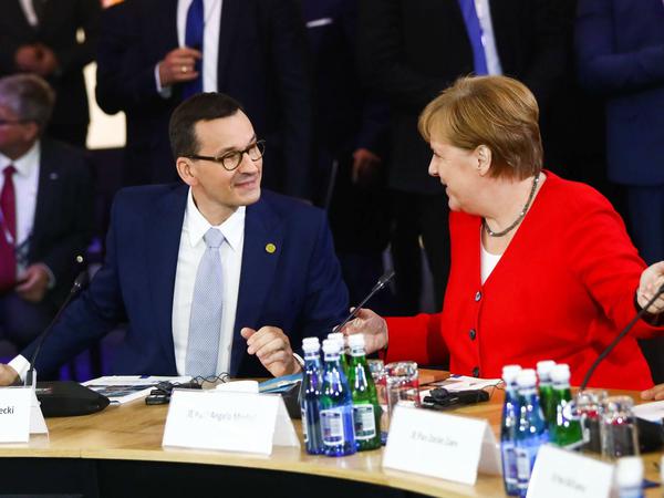 Polens Regierungschef Morawiecki und Kanzlerin Merkel beschäftigen sich eingehend mit dem Sozialausschuss des EU-Parlaments.