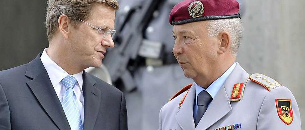 Unterredung in Potsdam. Außenminister Guido Westerwelle mit dem Befehlshaber des Einsatzführungskommandos der Bundeswehr, Generalleutnant Rainer Glatz. 