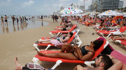 Tel Aviv: Menschen genießen das warme Wetter an einem Strand ohne Abstand zu halten.